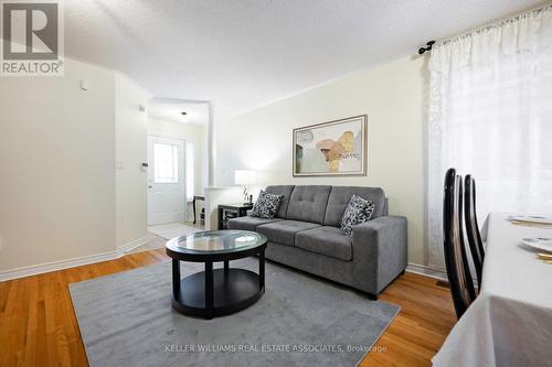 728 Spanish Moss Trail, Mississauga, ON - Indoor Photo Showing Living Room