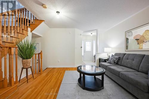 728 Spanish Moss Trail, Mississauga, ON - Indoor Photo Showing Living Room