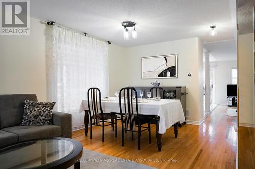 728 Spanish Moss Trail, Mississauga, ON - Indoor Photo Showing Living Room