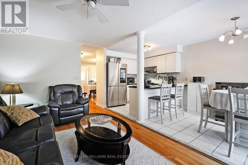 728 Spanish Moss Trail, Mississauga, ON - Indoor Photo Showing Living Room