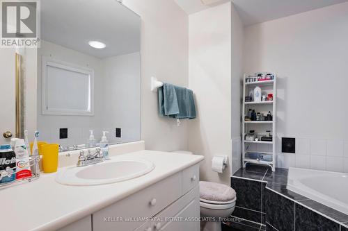 728 Spanish Moss Trail, Mississauga, ON - Indoor Photo Showing Bathroom