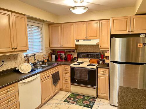 3237 Grassfire Cres, Mississauga, ON - Indoor Photo Showing Kitchen With Double Sink