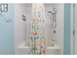 Full 4-piece bathroom in immaculate condition - 