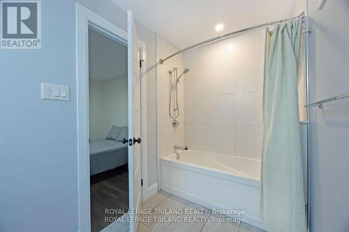 587 Rosedale Street, London, ON - Indoor Photo Showing Bathroom