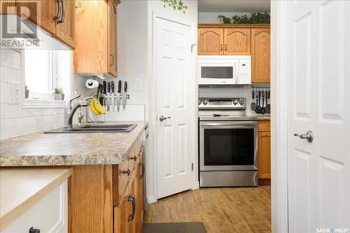 1526 Dewdney Bay, Regina, SK - Indoor Photo Showing Kitchen With Double Sink