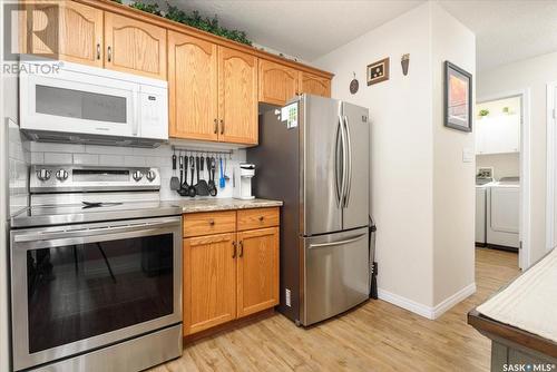 1526 Dewdney Bay, Regina, SK - Indoor Photo Showing Kitchen