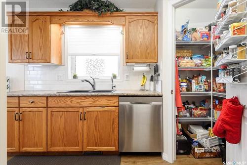 1526 Dewdney Bay, Regina, SK - Indoor Photo Showing Kitchen With Double Sink