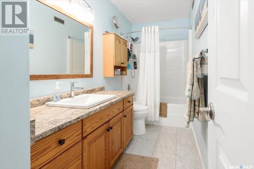 1526 Dewdney Bay, Regina, SK - Indoor Photo Showing Bathroom