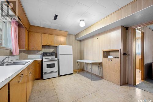 878 Edgar Street, Regina, SK - Indoor Photo Showing Kitchen With Double Sink