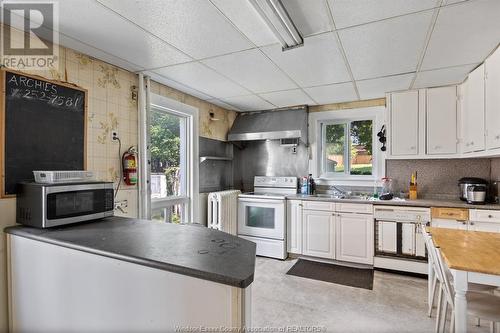 3177 Russell, Windsor, ON - Indoor Photo Showing Kitchen