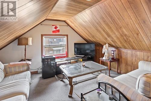 3177 Russell, Windsor, ON - Indoor Photo Showing Living Room