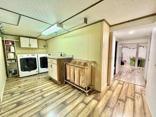 Salle familiale - 51C Rue Principale N., Saint-Bruno-De-Guigues, QC - Indoor Photo Showing Laundry Room