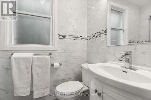 197 Wentworth Street S, Hamilton, ON - Indoor Photo Showing Bathroom