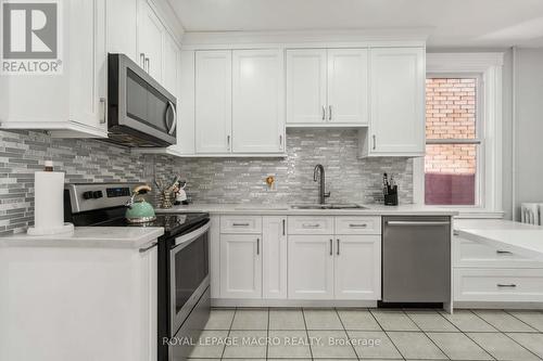 197 Wentworth Street S, Hamilton, ON - Indoor Photo Showing Kitchen With Upgraded Kitchen