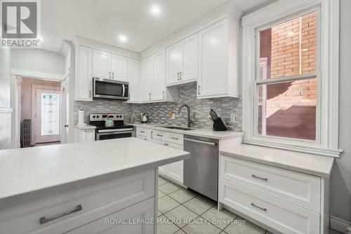 197 Wentworth Street S, Hamilton, ON - Indoor Photo Showing Kitchen With Upgraded Kitchen