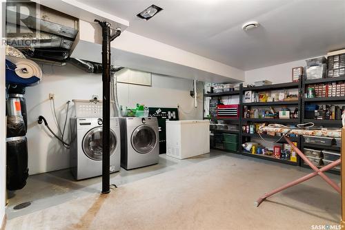 2806 Staples Bay E, Regina, SK - Indoor Photo Showing Laundry Room