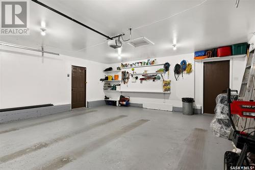 2806 Staples Bay E, Regina, SK - Indoor Photo Showing Garage