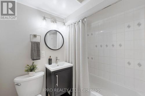 25 Lincoln Street, Hamilton, ON - Indoor Photo Showing Bathroom