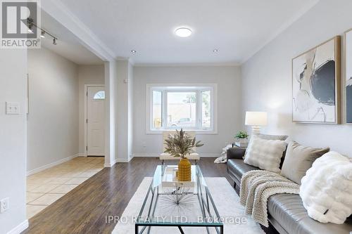 25 Lincoln Street, Hamilton, ON - Indoor Photo Showing Living Room