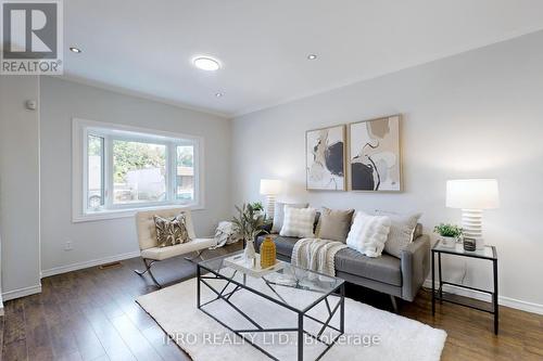 25 Lincoln Street, Hamilton, ON - Indoor Photo Showing Living Room