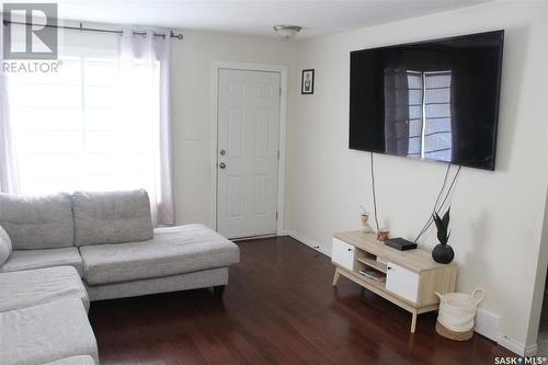 7251 Bowman Avenue, Regina, SK - Indoor Photo Showing Living Room