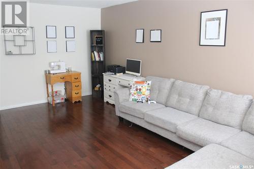 7251 Bowman Avenue, Regina, SK - Indoor Photo Showing Living Room