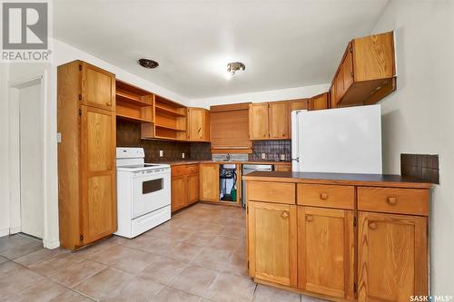 419 Cumberland Avenue S, Saskatoon, SK - Indoor Photo Showing Kitchen