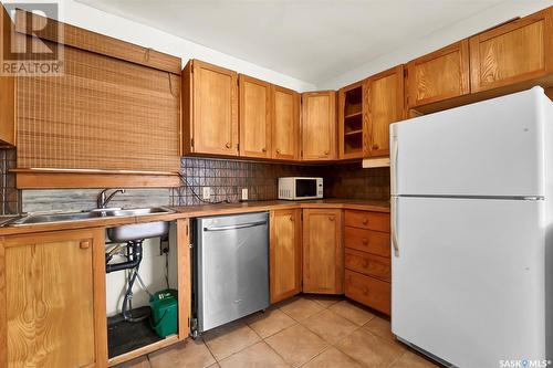 419 Cumberland Avenue S, Saskatoon, SK - Indoor Photo Showing Kitchen With Double Sink