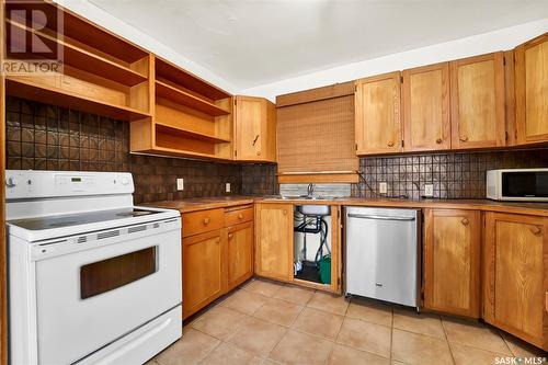 419 Cumberland Avenue S, Saskatoon, SK - Indoor Photo Showing Kitchen