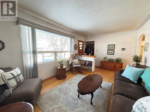 5313 3Rd Avenue, Regina, SK - Indoor Photo Showing Living Room