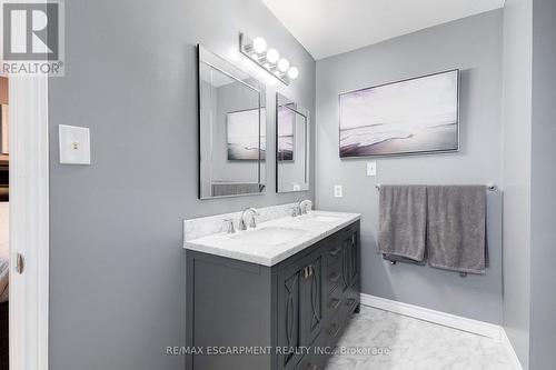 3436 Bristol Drive, Burlington, ON - Indoor Photo Showing Bathroom