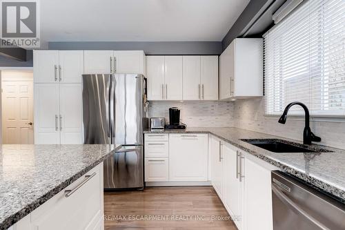 3436 Bristol Drive, Burlington, ON - Indoor Photo Showing Kitchen With Upgraded Kitchen