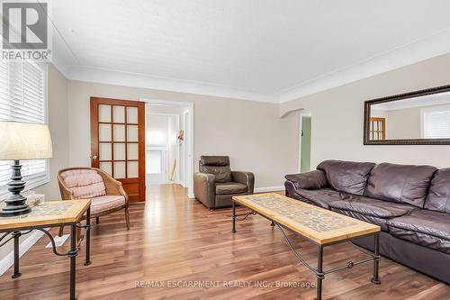 297 East 36Th Street, Hamilton, ON - Indoor Photo Showing Living Room