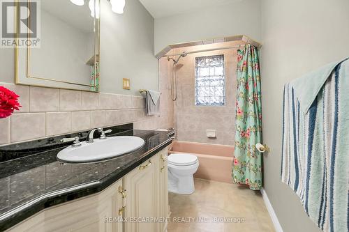 297 East 36Th Street, Hamilton, ON - Indoor Photo Showing Bathroom