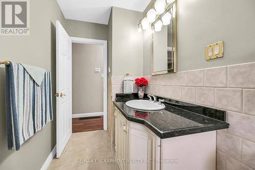 297 East 36Th Street, Hamilton, ON - Indoor Photo Showing Bathroom