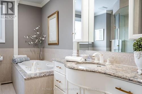 30 Donlea Drive, Hamilton, ON - Indoor Photo Showing Bathroom