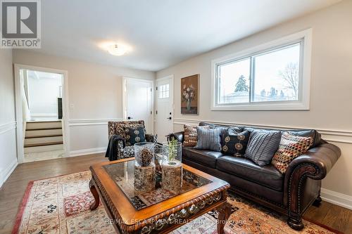 30 Donlea Drive, Hamilton, ON - Indoor Photo Showing Living Room