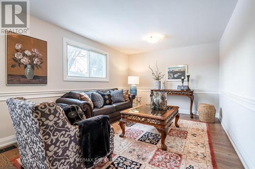 30 Donlea Drive, Hamilton, ON - Indoor Photo Showing Living Room