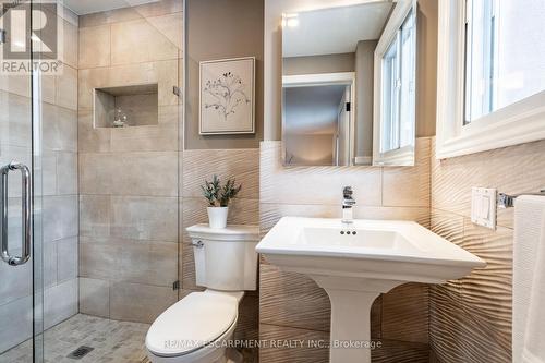 30 Donlea Drive, Hamilton, ON - Indoor Photo Showing Bathroom