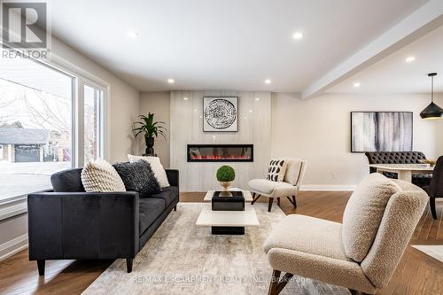 30 Donlea Drive, Hamilton, ON - Indoor Photo Showing Living Room