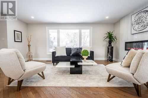 30 Donlea Drive, Hamilton, ON - Indoor Photo Showing Living Room