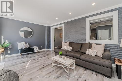 387 Cyrus Street, Cambridge, ON - Indoor Photo Showing Living Room