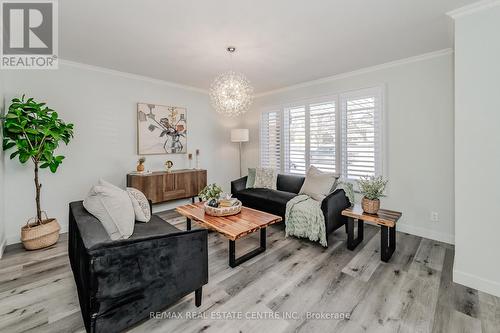 387 Cyrus Street, Cambridge, ON - Indoor Photo Showing Living Room