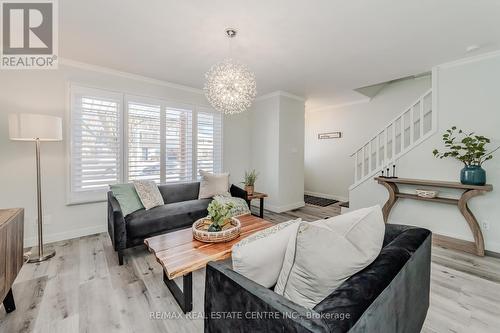 387 Cyrus Street, Cambridge, ON - Indoor Photo Showing Living Room