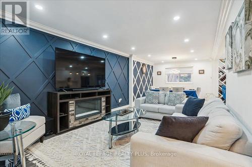 150 Clansman Trail, Mississauga, ON - Indoor Photo Showing Living Room