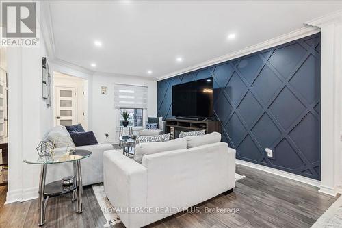 150 Clansman Trail, Mississauga, ON - Indoor Photo Showing Living Room