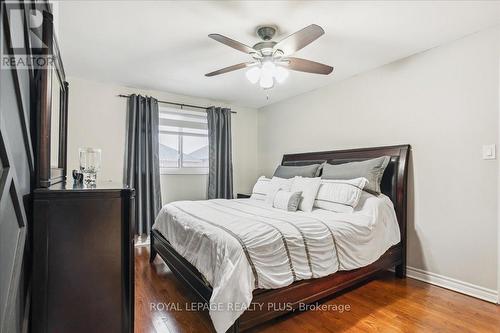 150 Clansman Trail, Mississauga, ON - Indoor Photo Showing Living Room