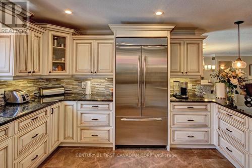 811 Clearview Crescent, London, ON - Indoor Photo Showing Kitchen With Upgraded Kitchen