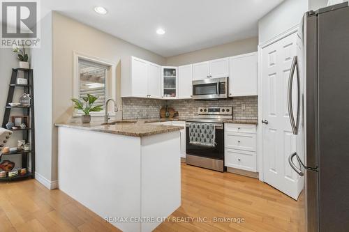 691 Clearwater Crescent, London, ON - Indoor Photo Showing Kitchen With Upgraded Kitchen