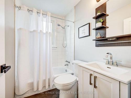 273 East 37Th St, Hamilton, ON - Indoor Photo Showing Bathroom